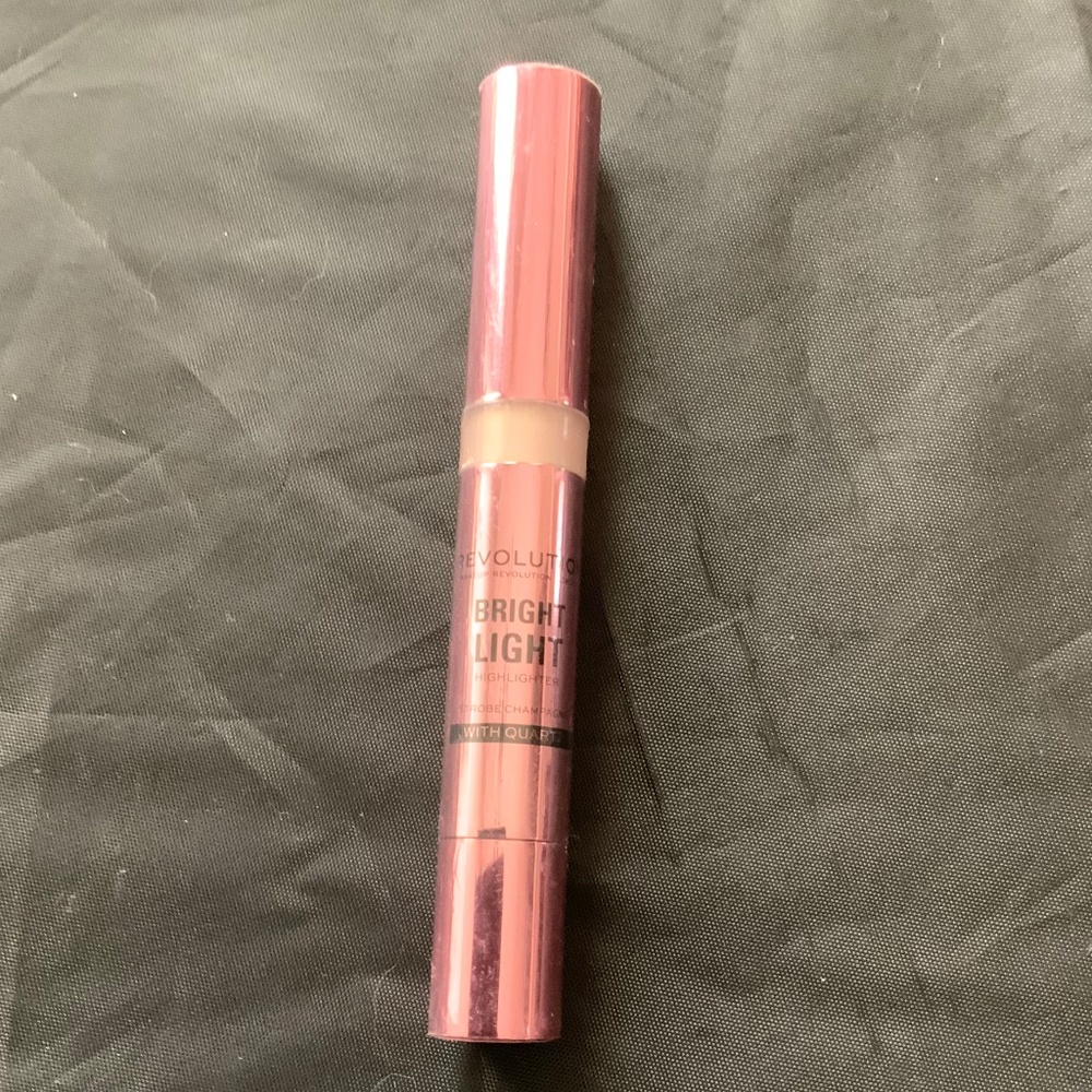 Makeup Revolution London bright light highlighter - Picture 2 of 3